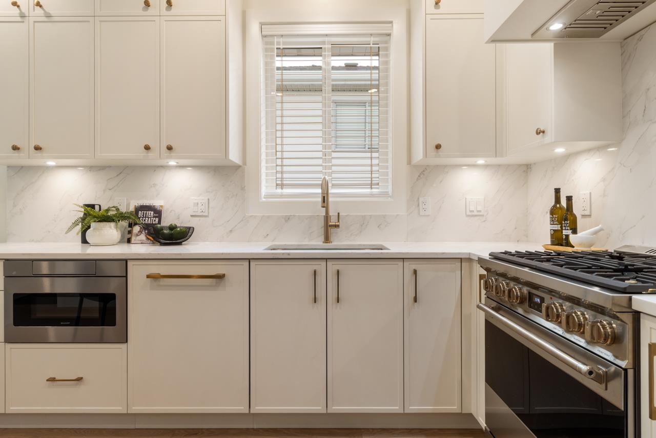 2053 E 4th Avenue Vancouver, BC - 5