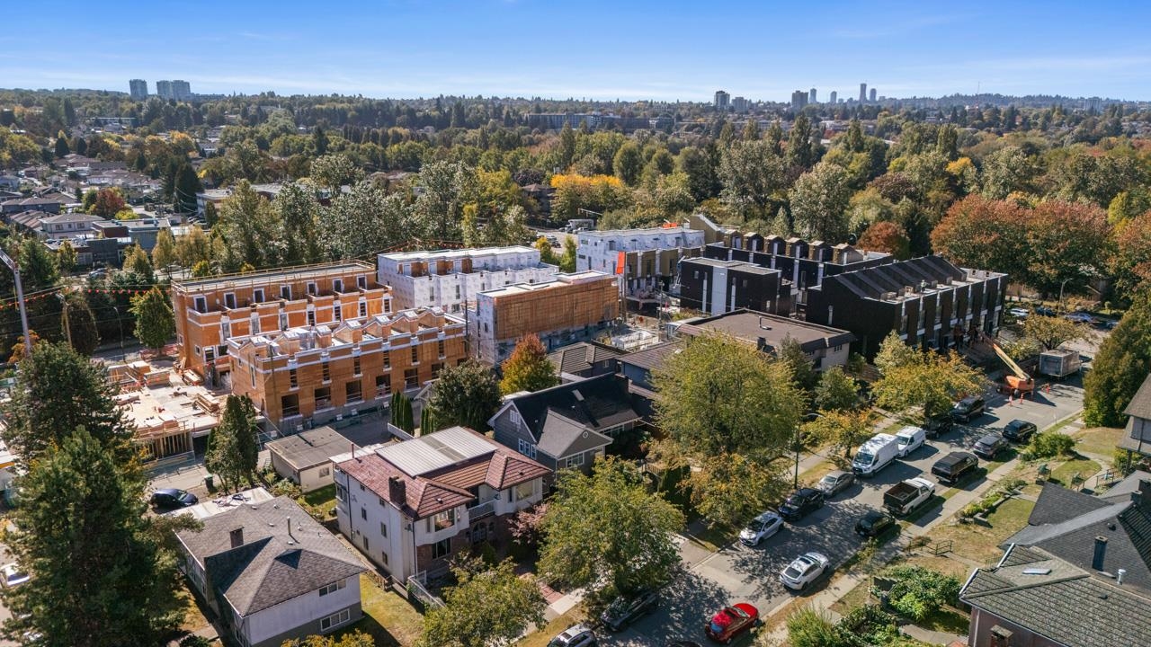 2472 E 12th Avenue Vancouver, BC - 32