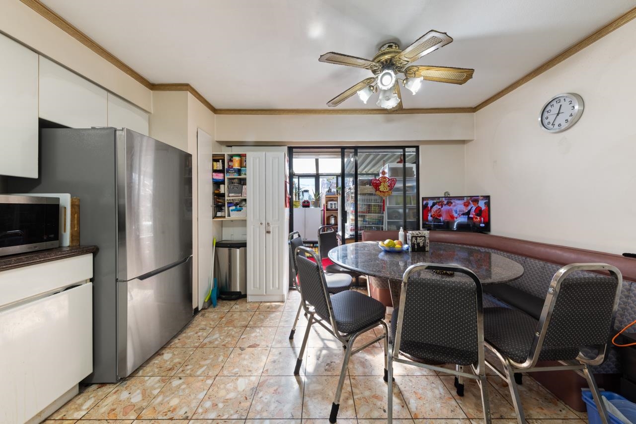 2472 E 12th Avenue Vancouver, BC - 5