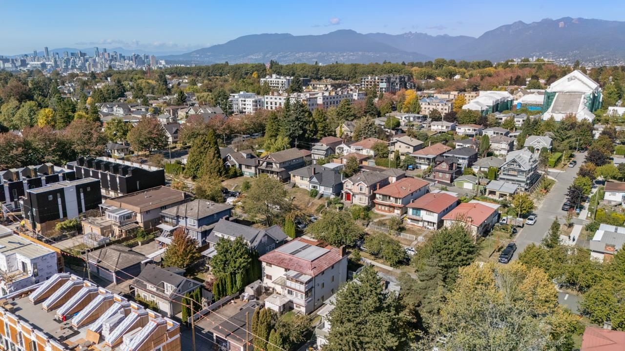 2472 E 12th Avenue Vancouver, BC - 3