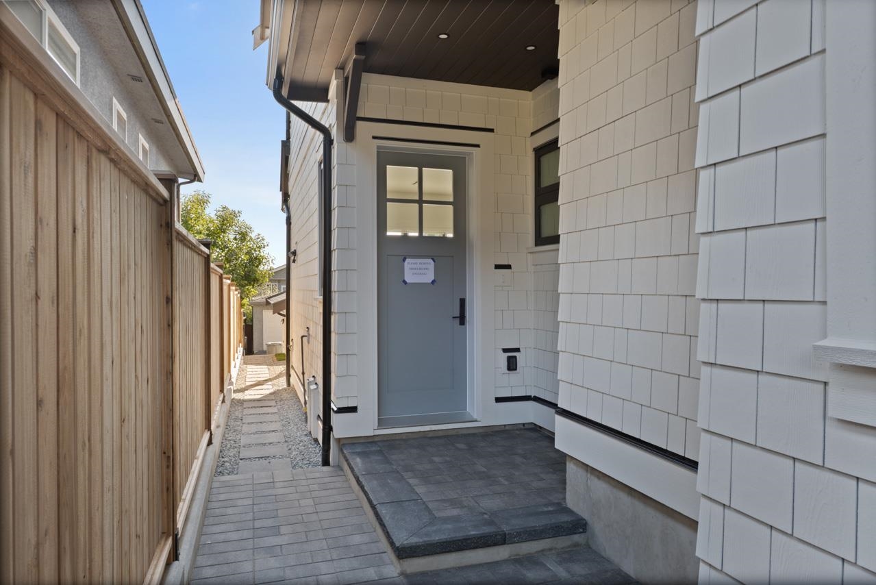 2 2680 E 5th Avenue Vancouver, BC - 2