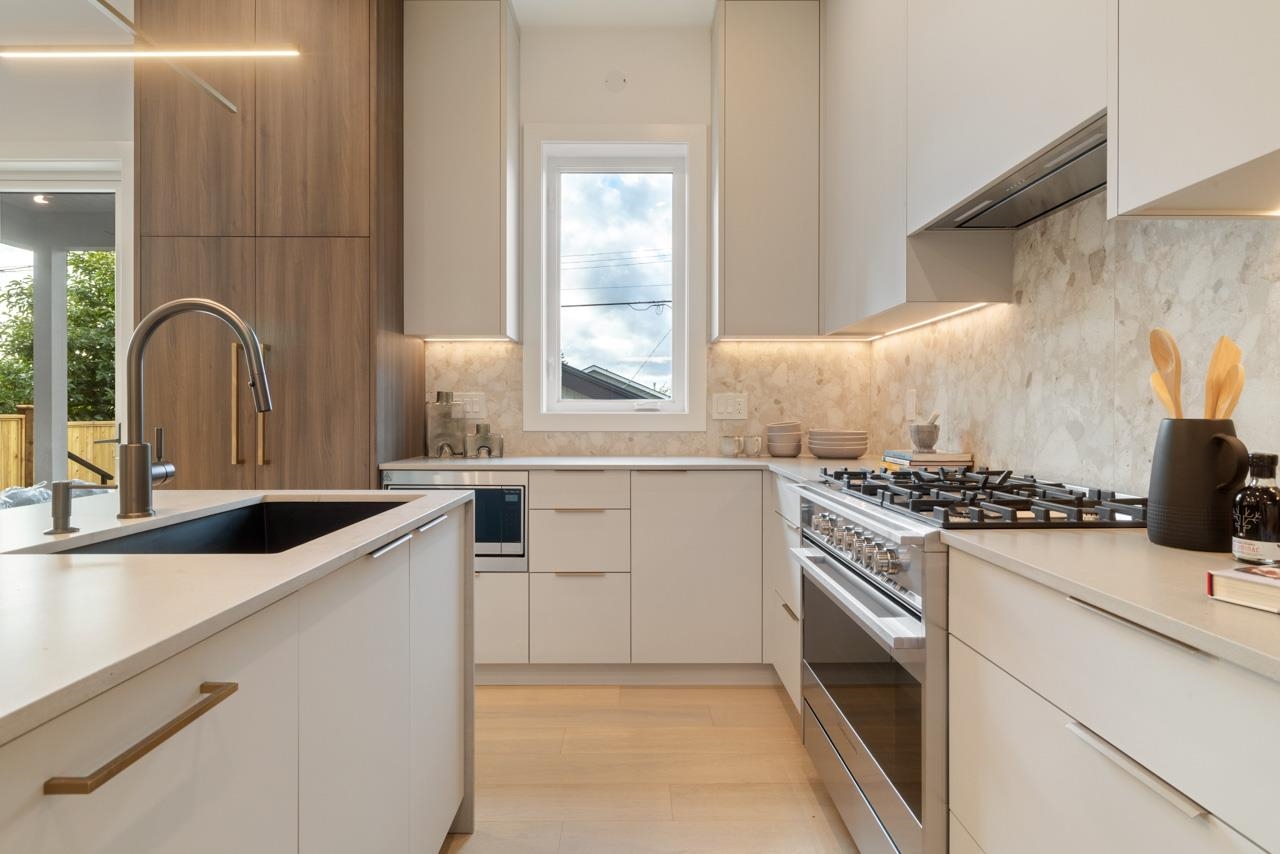 2 2680 E 5th Avenue Vancouver, BC - 10