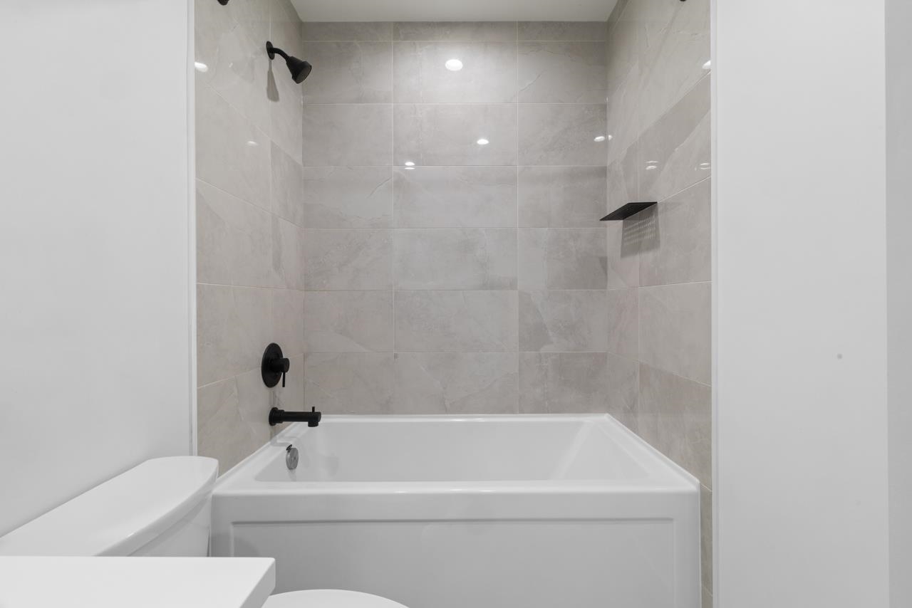 203 2408 Grant Street Vancouver, BC - 14