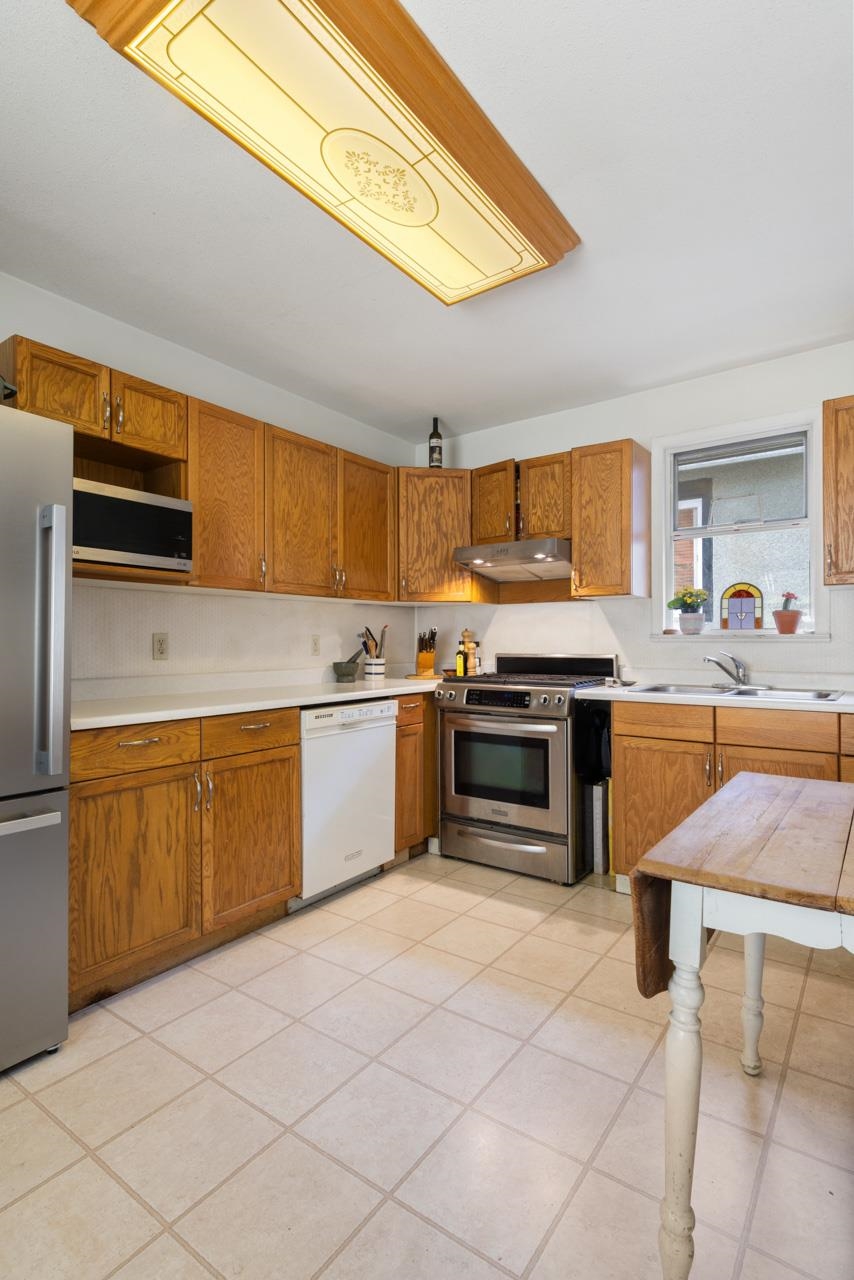 1737 E 5th Avenue Vancouver, BC - 9