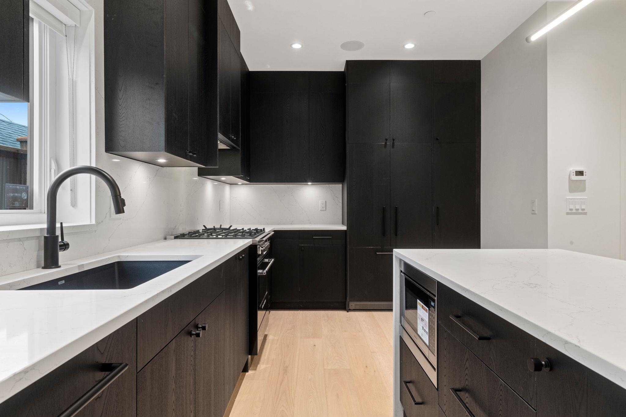 1 2539 Grant Street Vancouver, BC - 10