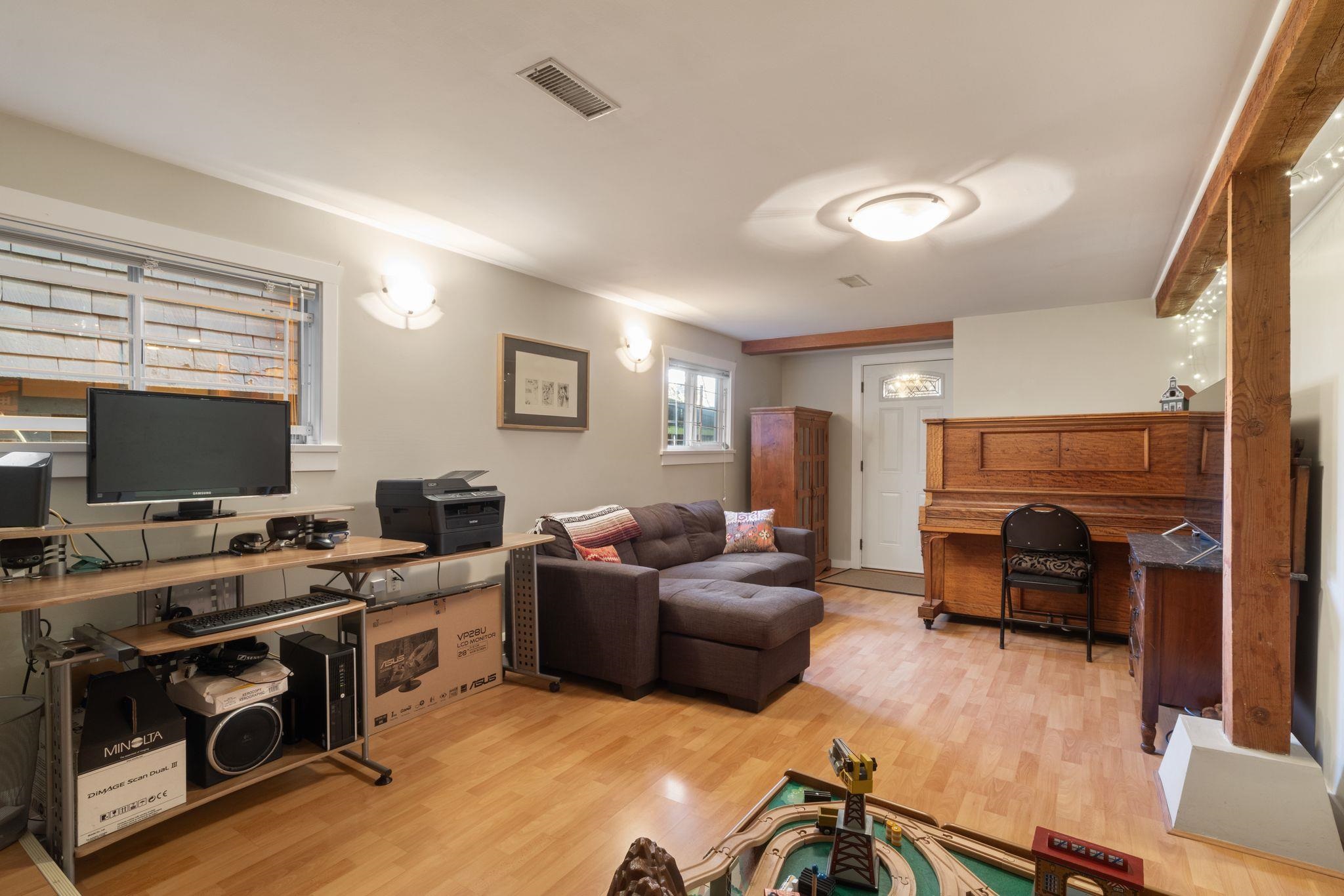 936 Semlin Drive Vancouver, BC - 23