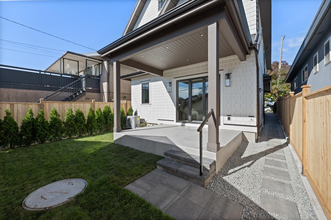 2 2680 E 5th Avenue Vancouver, BC - 33