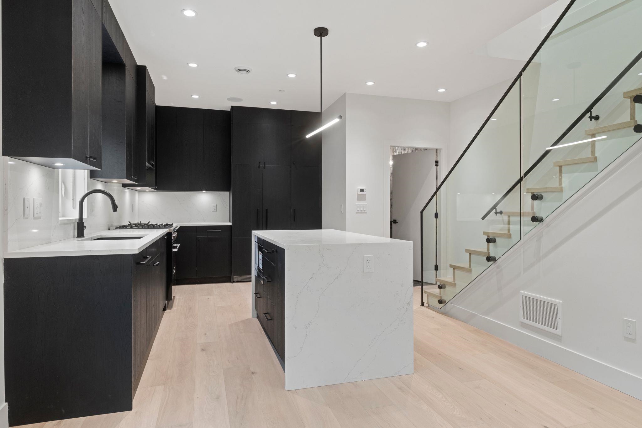 1 2539 Grant Street Vancouver, BC - 12