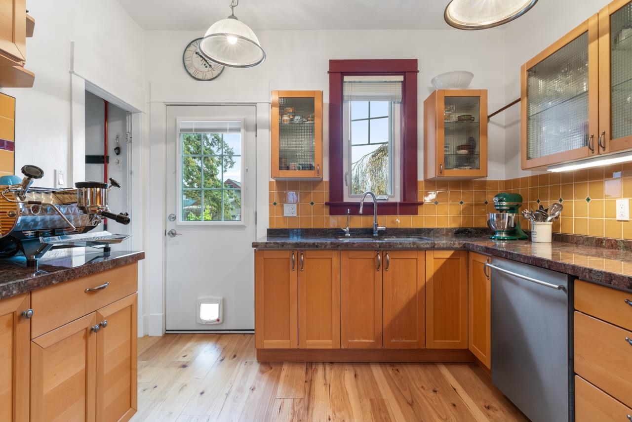 1752 E 4th Avenue Vancouver, BC - 8