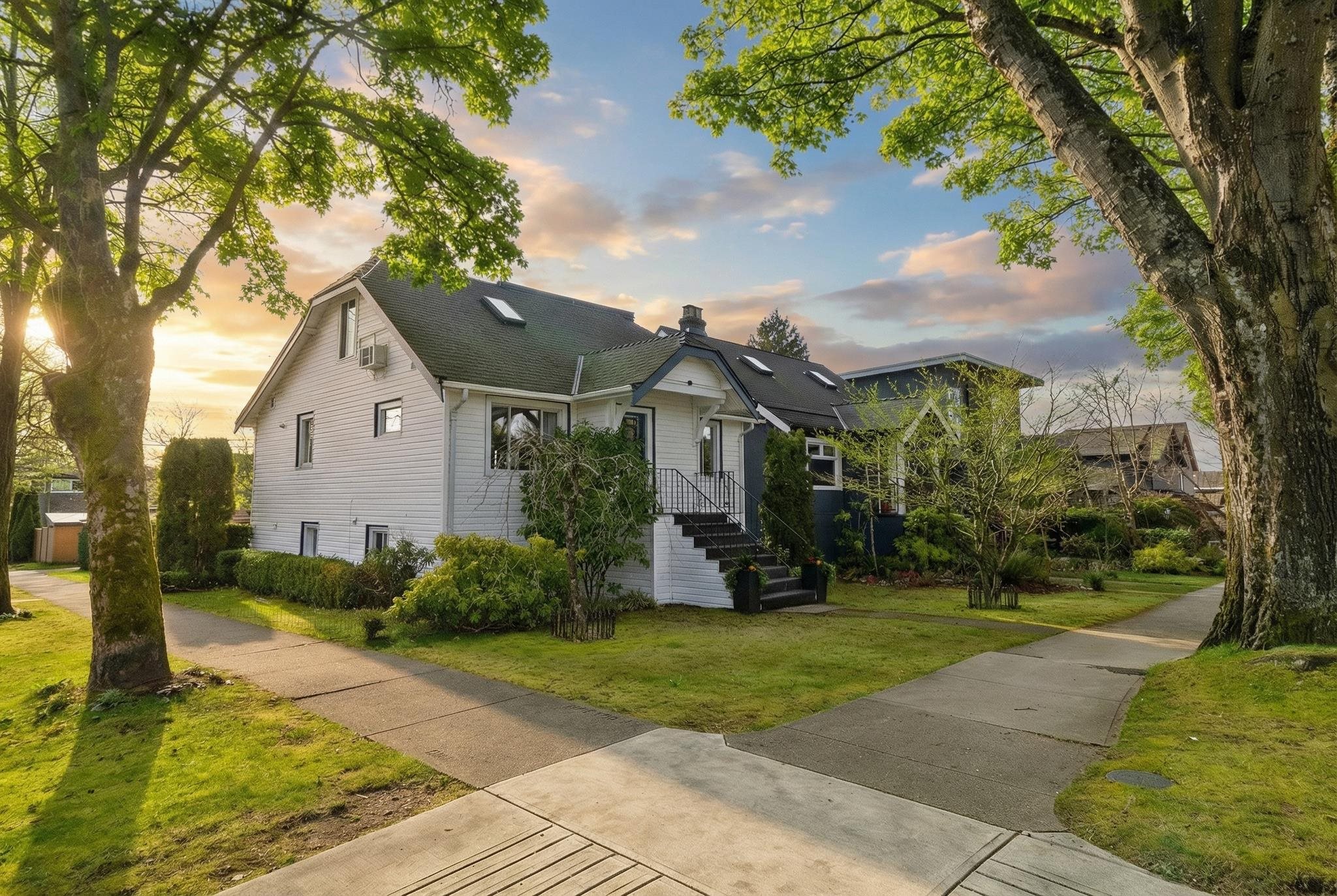 2094 E 7th Avenue Vancouver, BC - 1