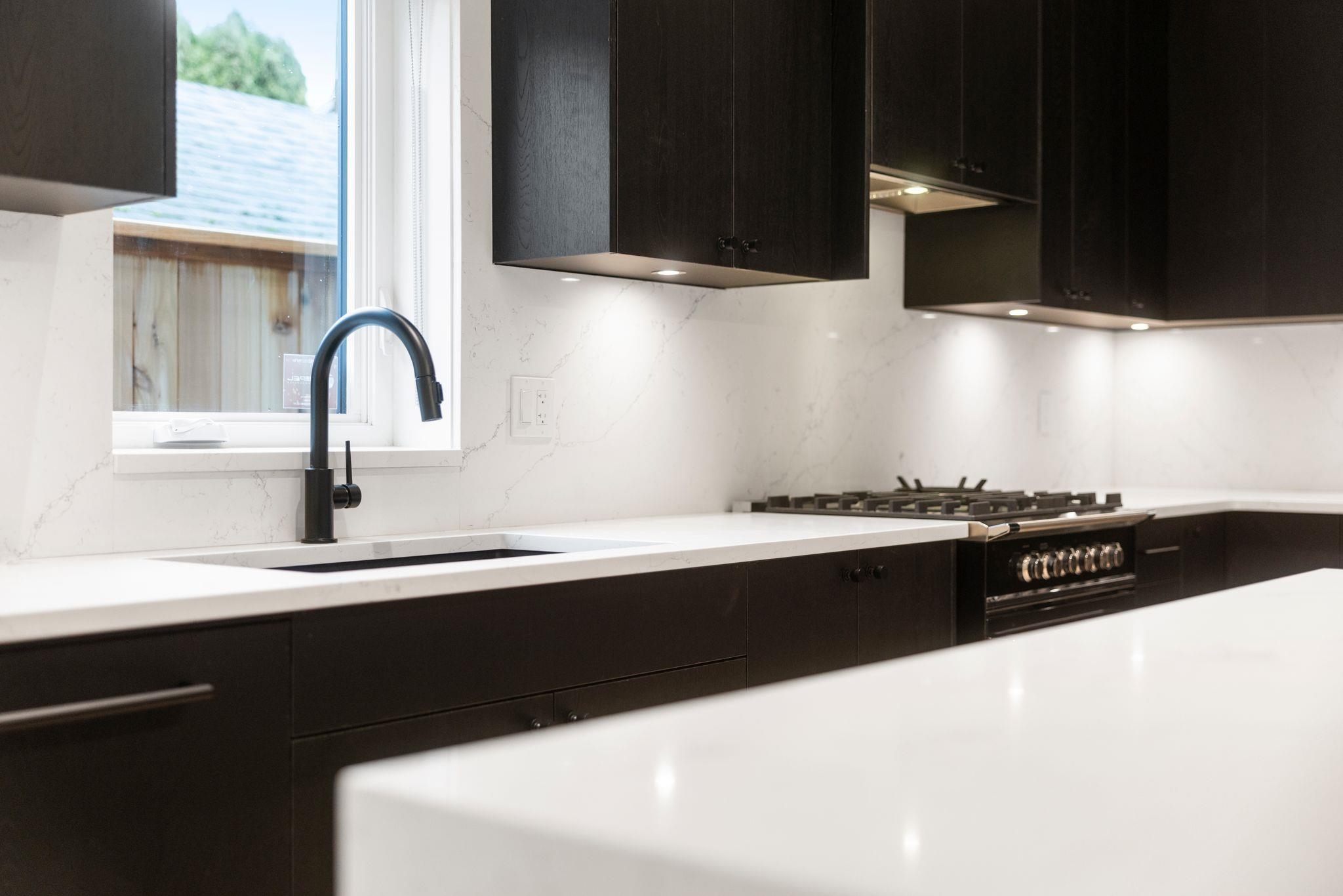 1 2539 Grant Street Vancouver, BC - 16