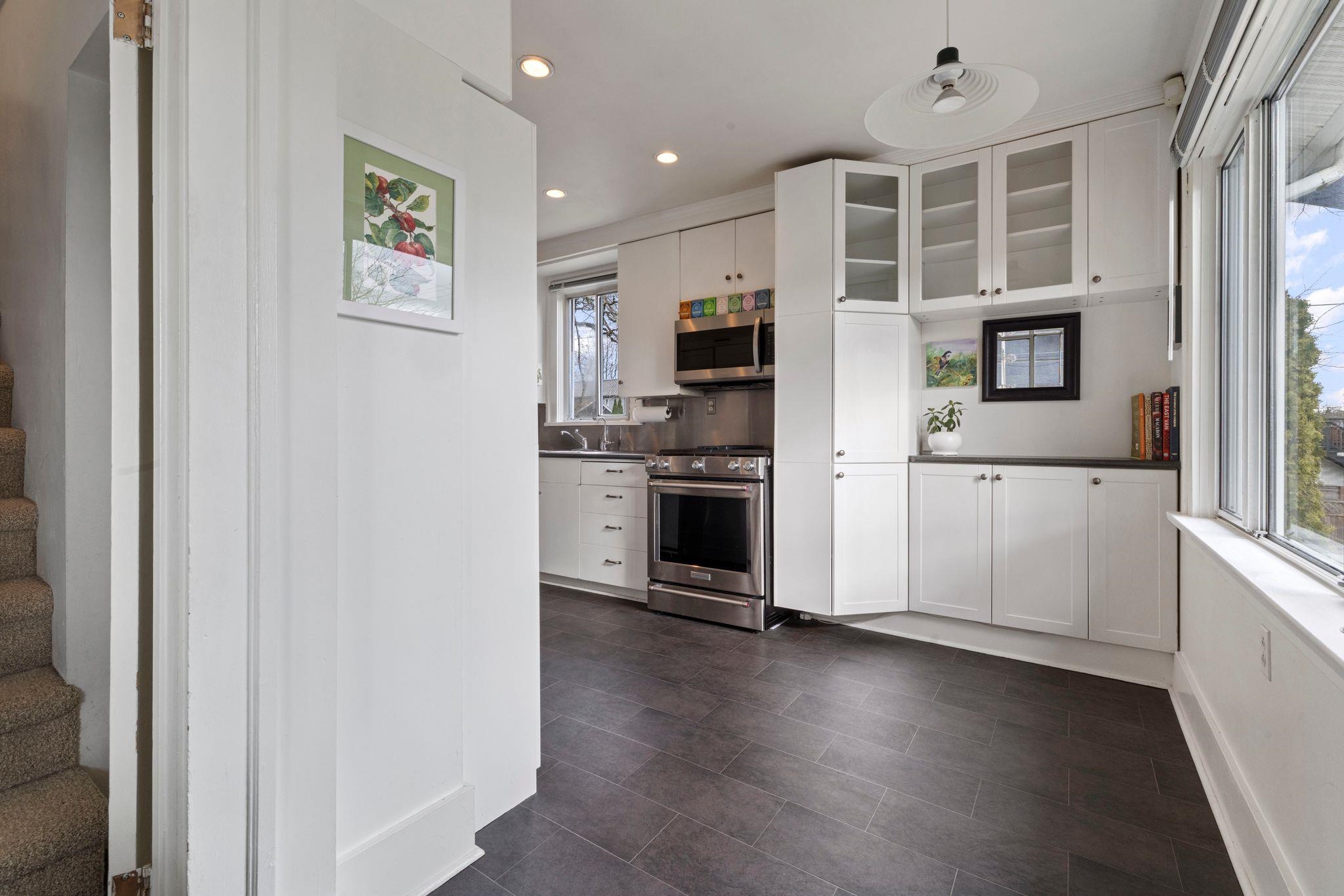 2094 E 7th Avenue Vancouver, BC - 10