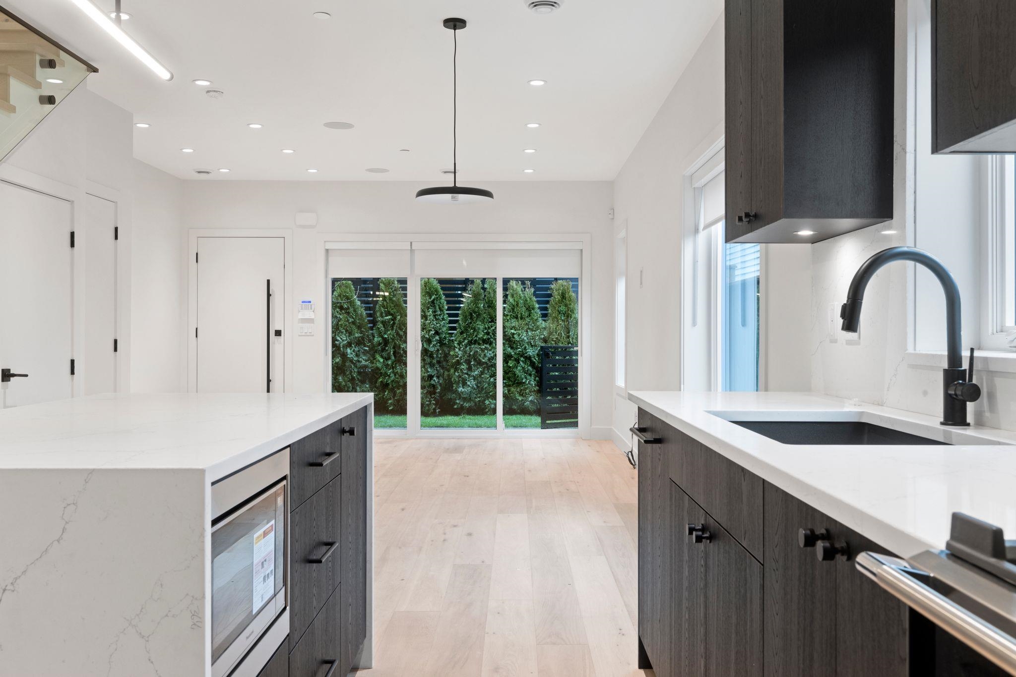 1 2539 Grant Street Vancouver, BC - 14