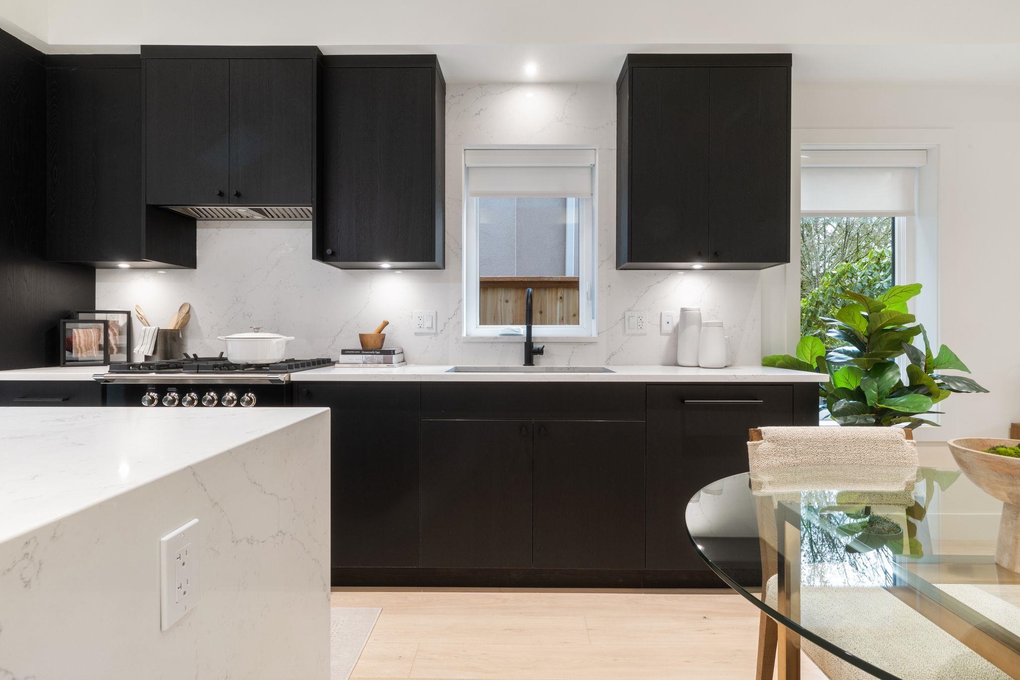 2 2541 Grant Street Vancouver, BC - 9