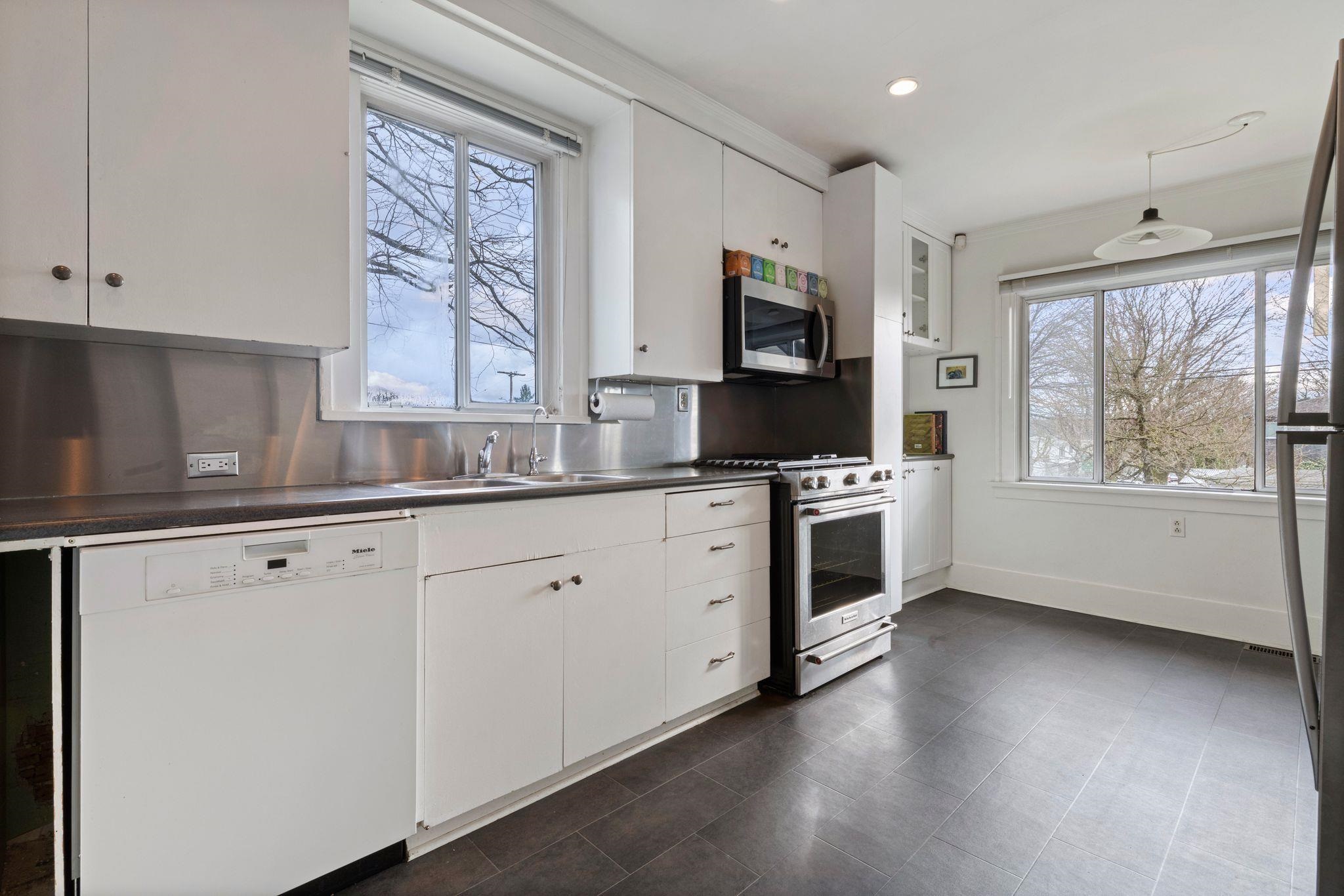 2094 E 7th Avenue Vancouver, BC - 11