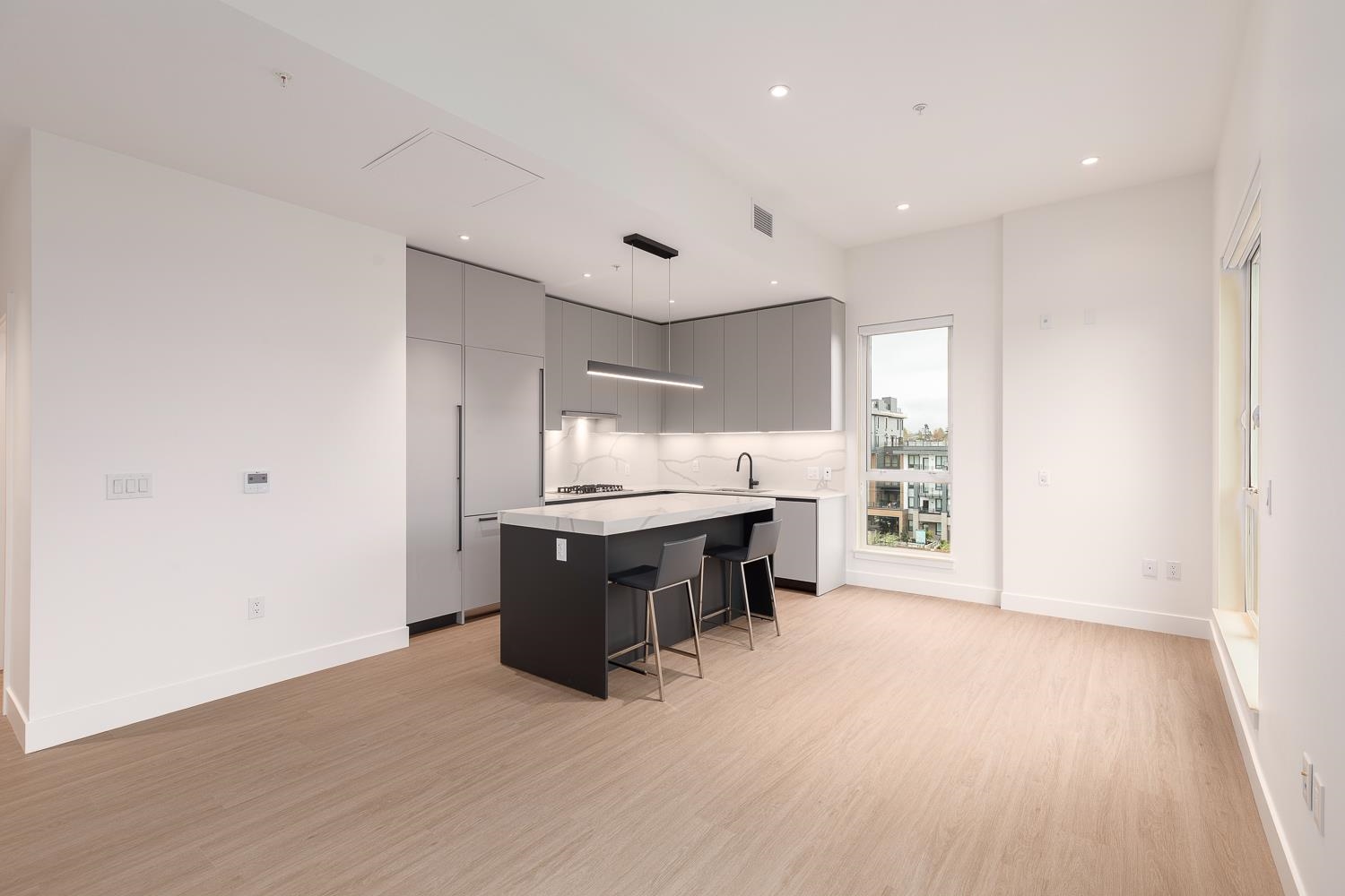 602 2235 E Broadway Vancouver, BC - 2