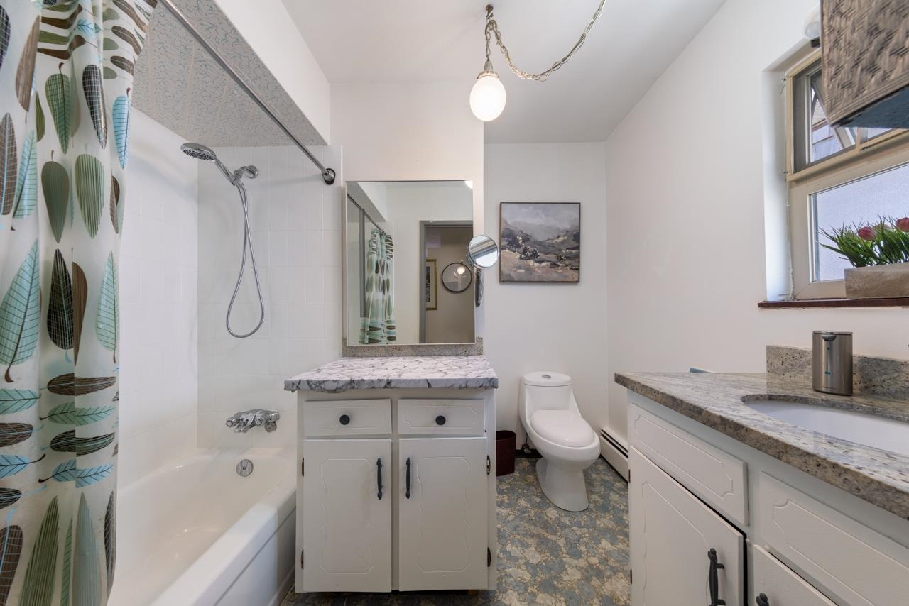 2472 E 12th Avenue Vancouver, BC - 9