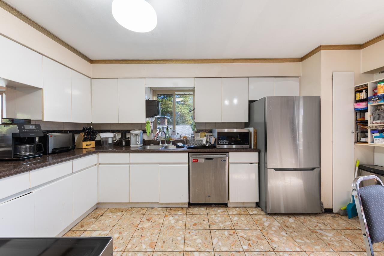 2472 E 12th Avenue Vancouver, BC - 3