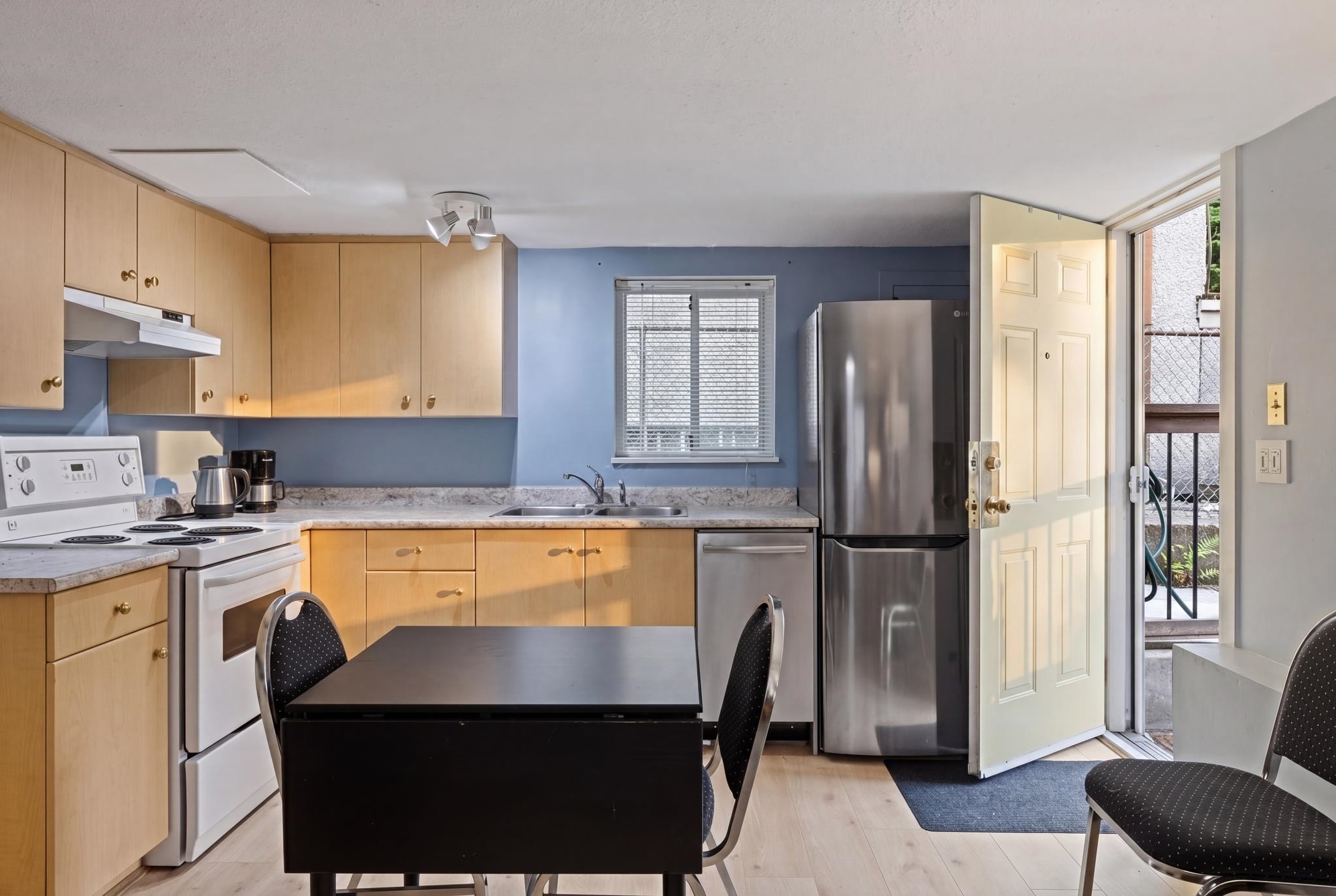 2273 E 2nd Avenue Vancouver, BC - 25