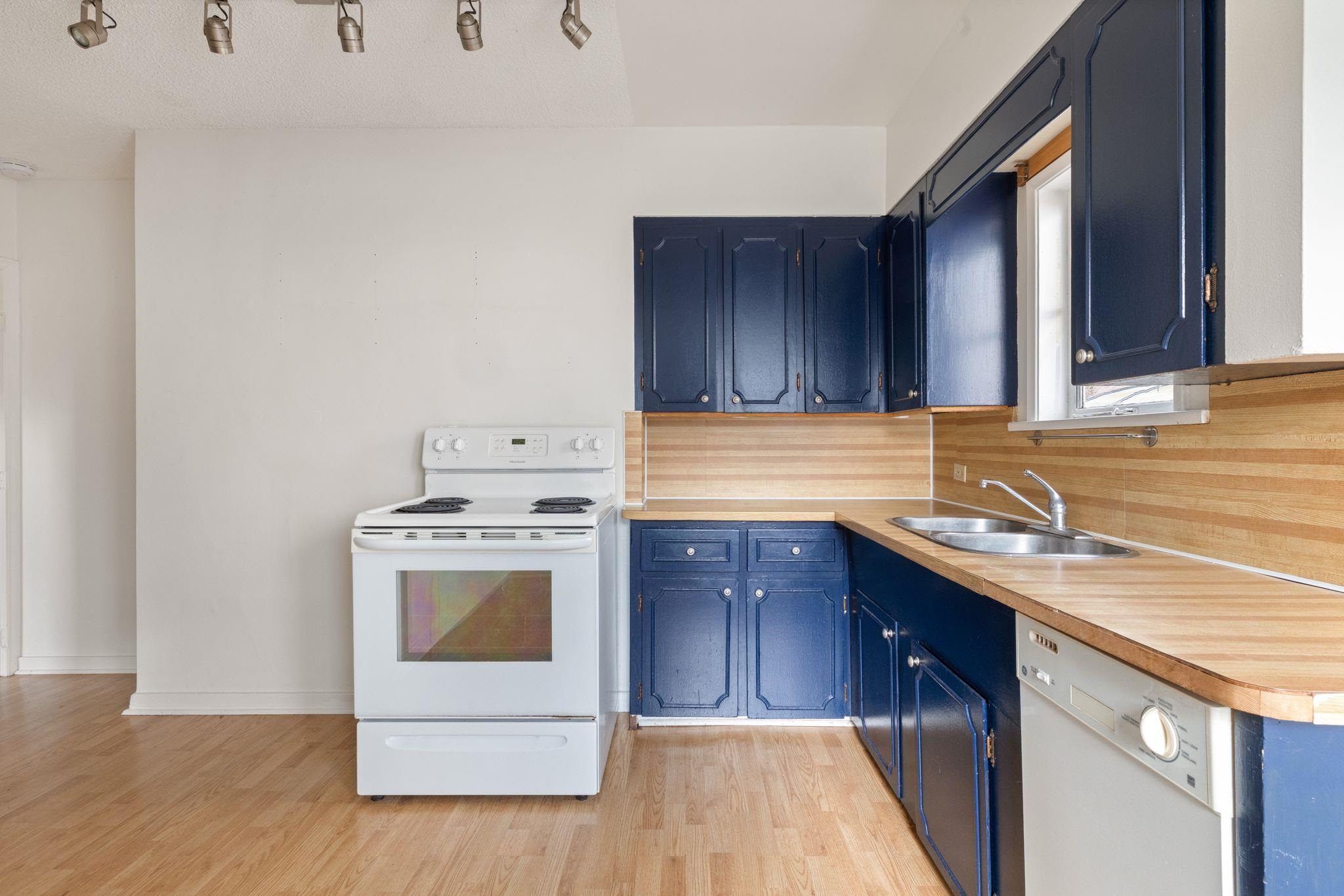 2580 E 19th Avenue Vancouver, BC - 15