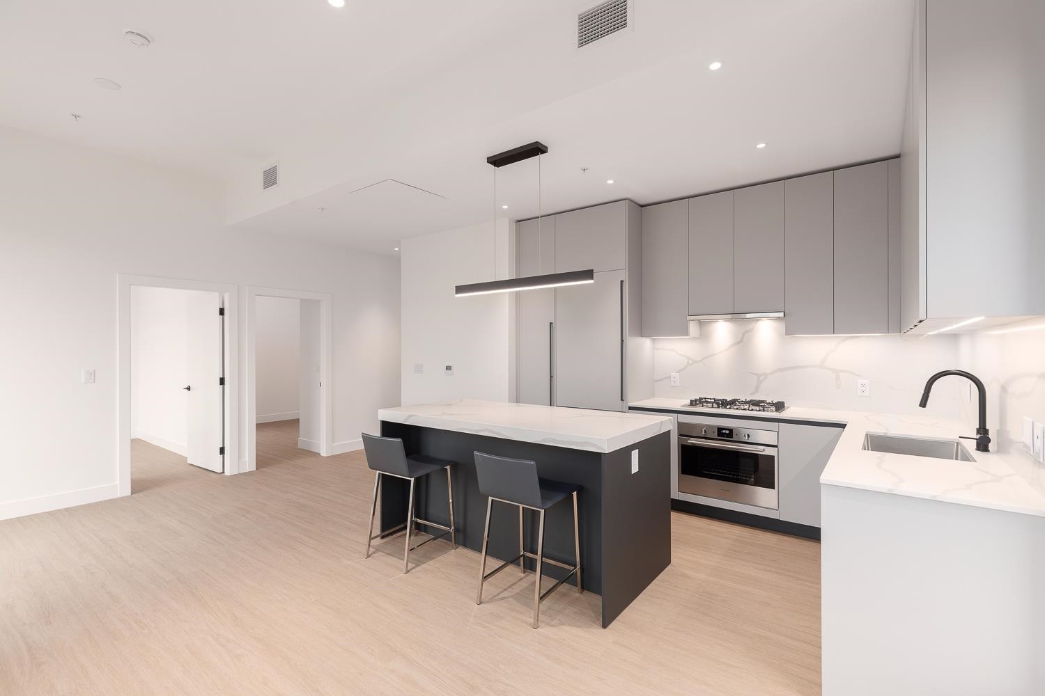 602 2235 E Broadway Vancouver, BC - 1