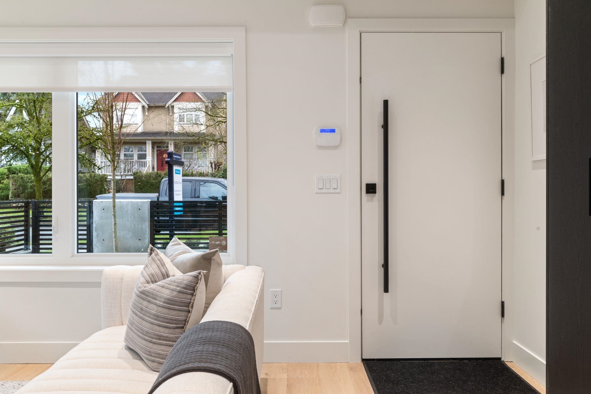 1 2541 Grant Street Vancouver, BC - 4