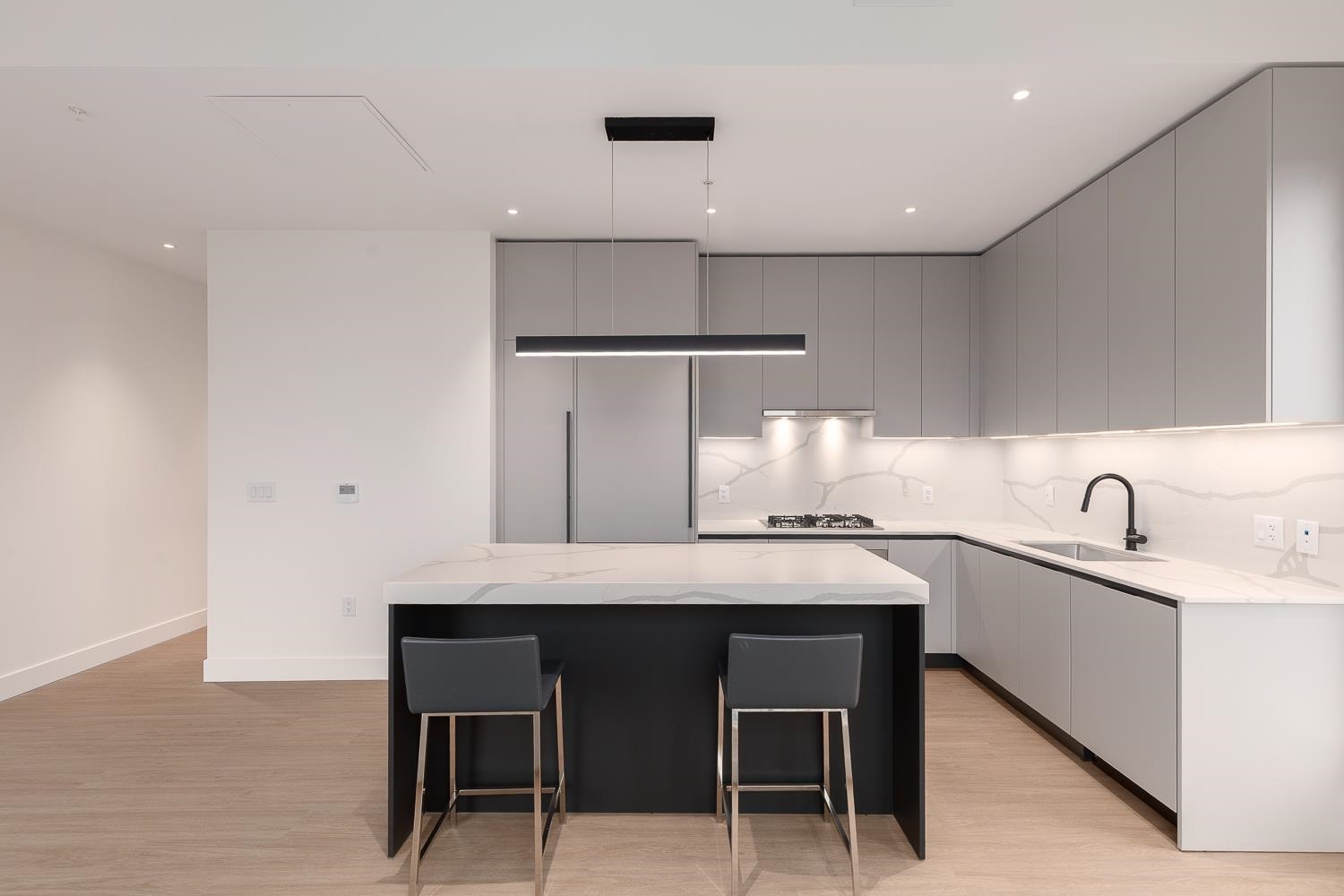 602 2235 E Broadway Vancouver, BC - 4