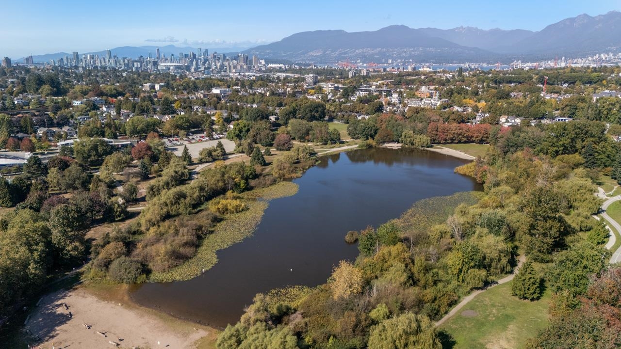 2472 E 12th Avenue Vancouver, BC - 36