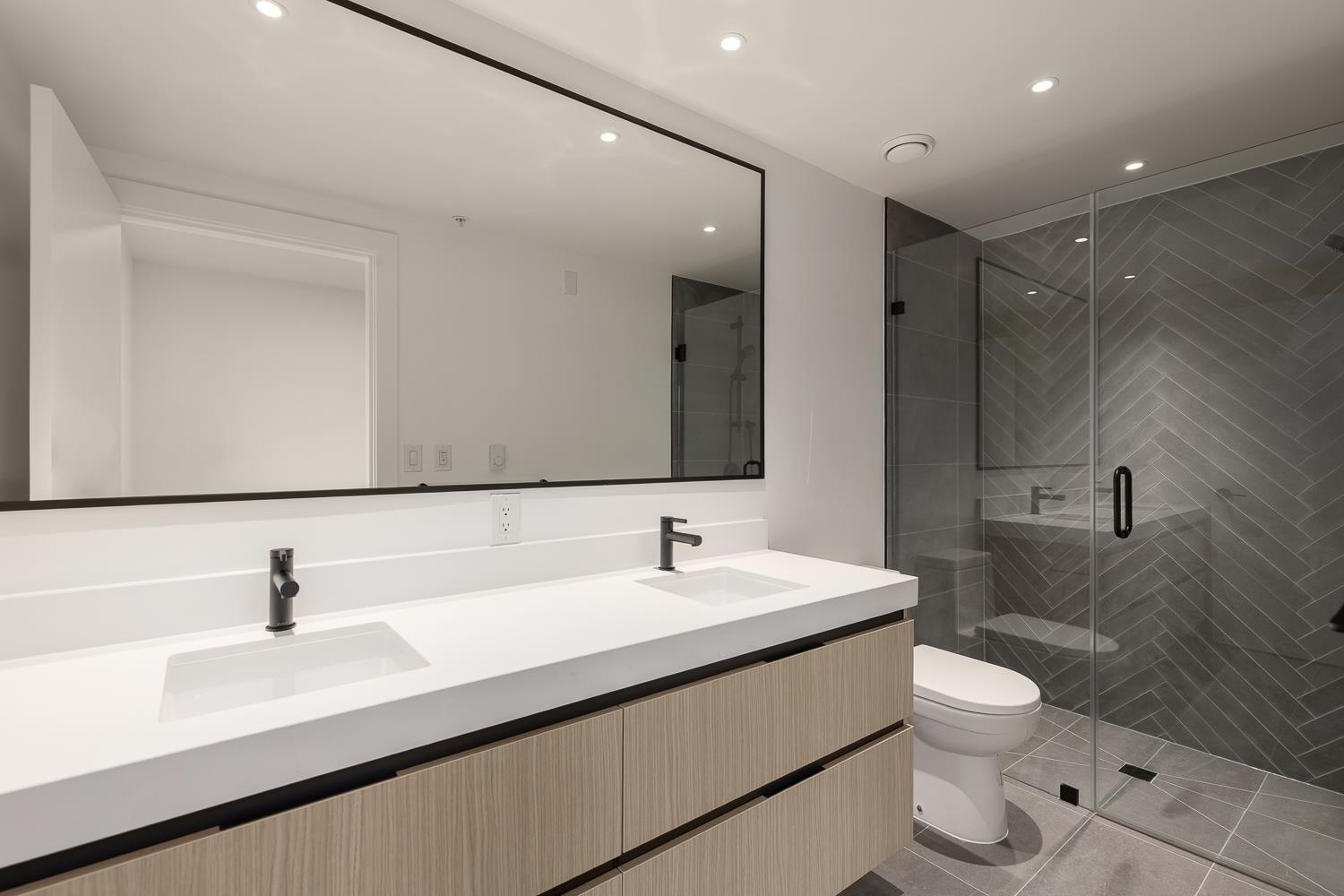 210 2235 E Broadway Vancouver, BC - 17