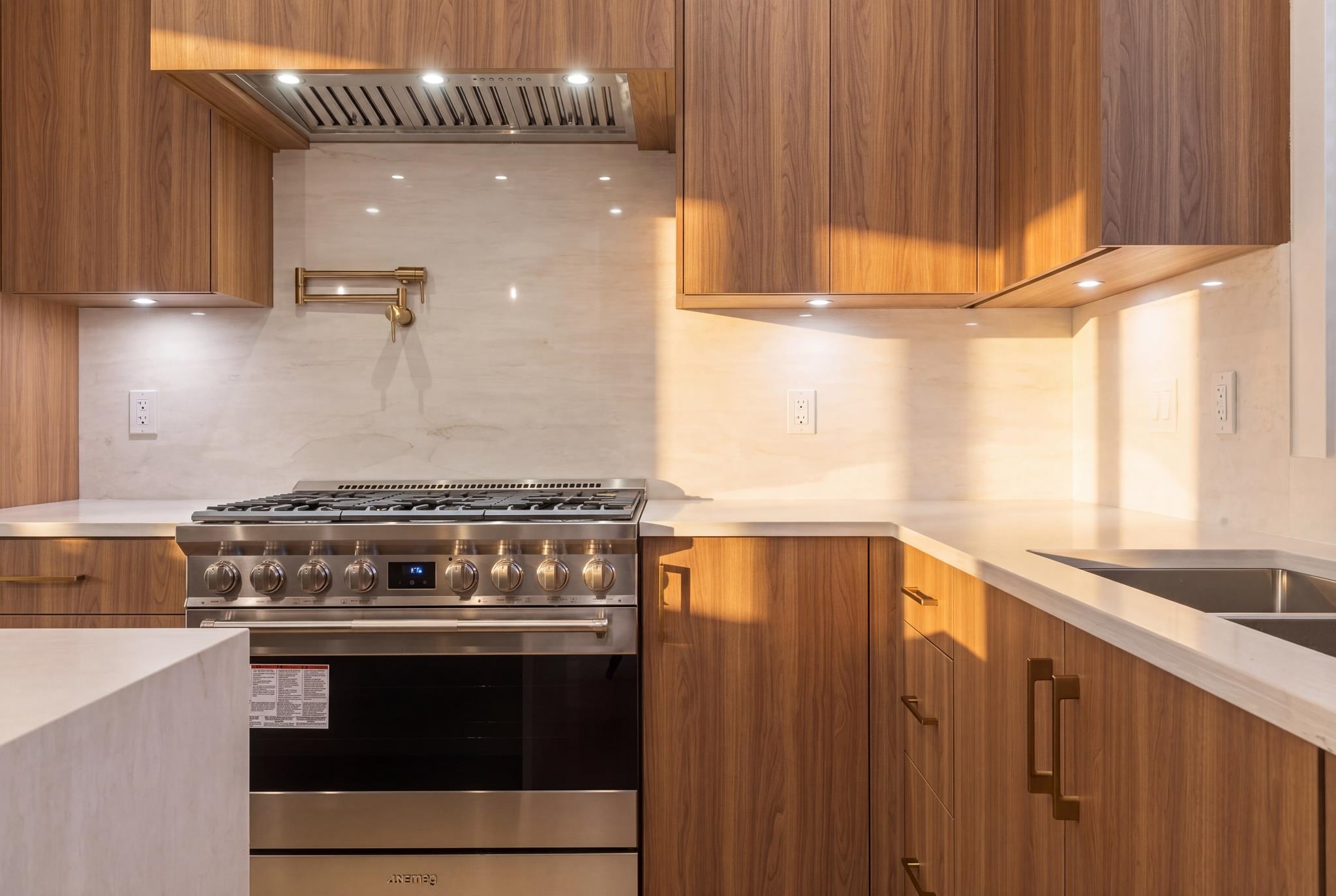 2055 E 4th Avenue Vancouver, BC - 10