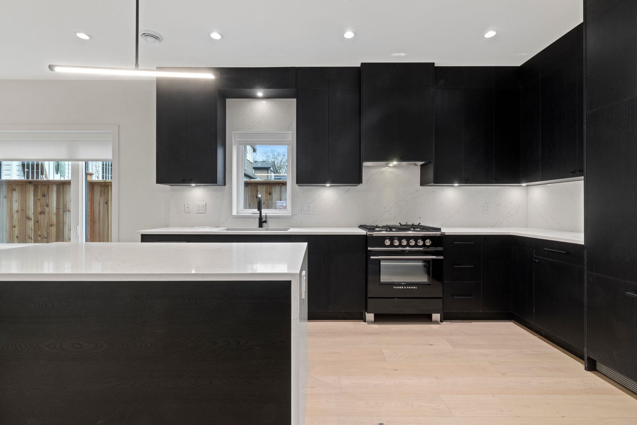 1 2539 Grant Avenue Vancouver, BC - 1