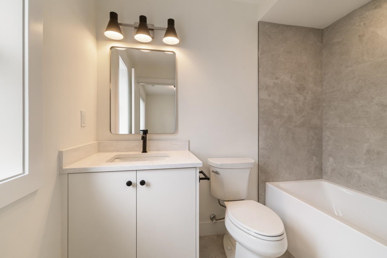 2049 E 4th Avenue Vancouver, BC - 21