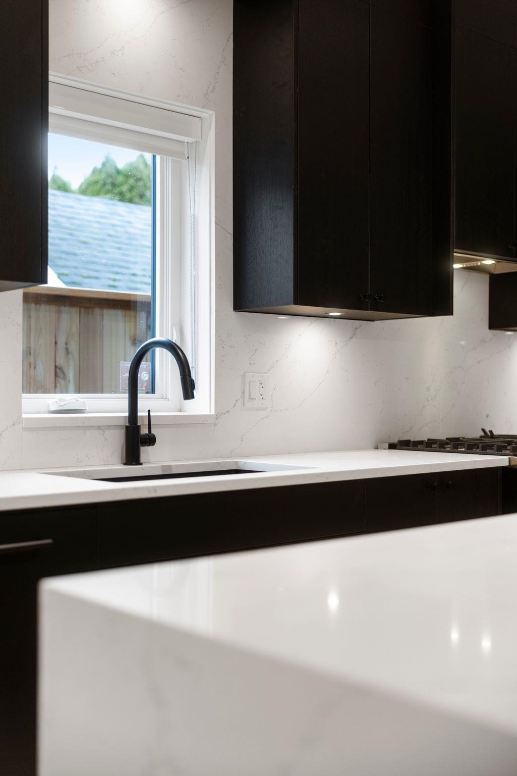 1 2539 Grant Avenue Vancouver, BC - 19