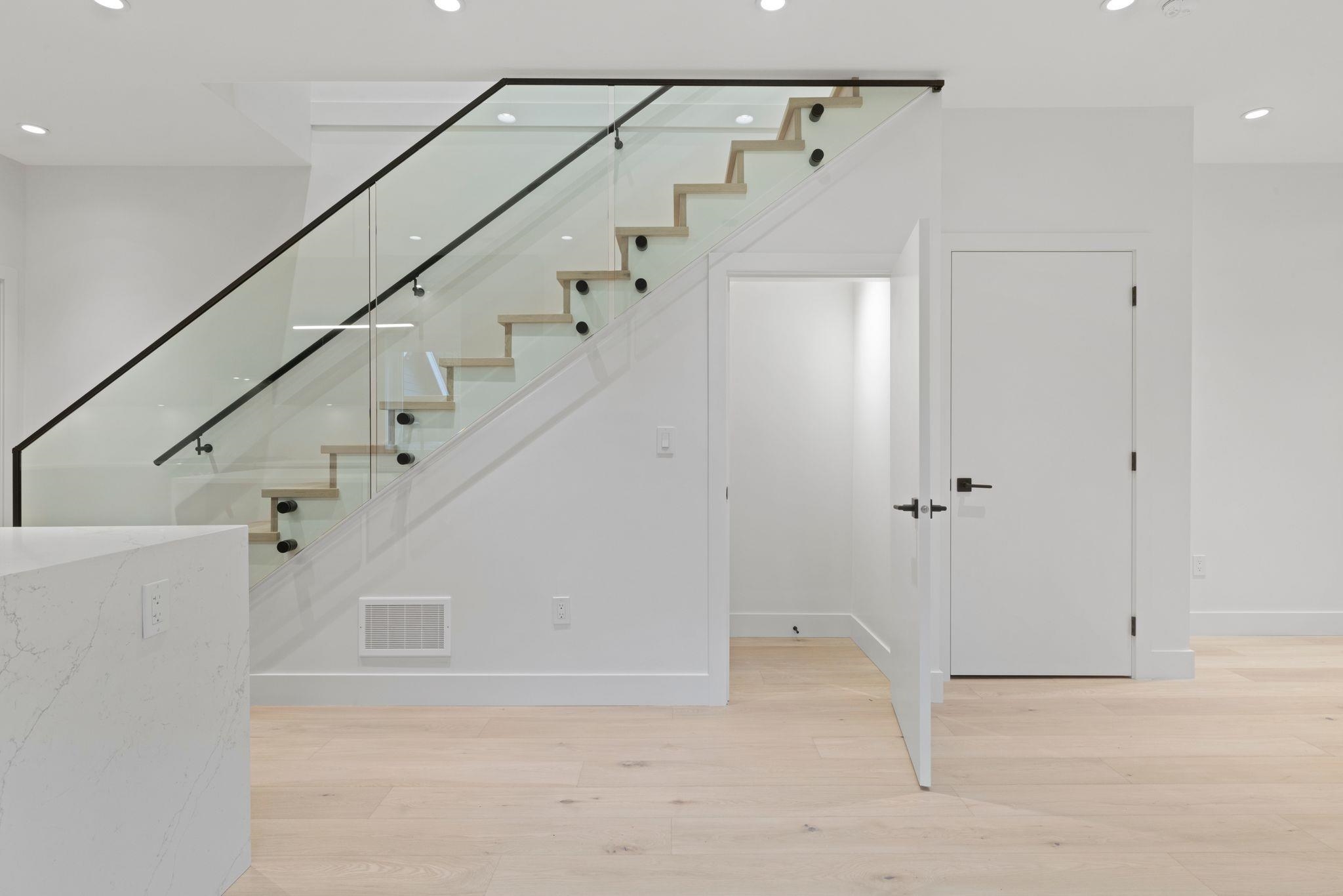 1 2539 Grant Avenue Vancouver, BC - 4