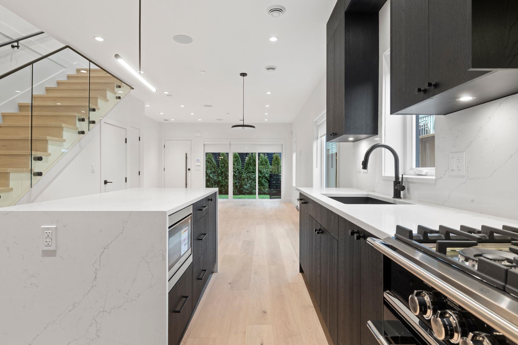 1 2539 Grant Avenue Vancouver, BC - 6