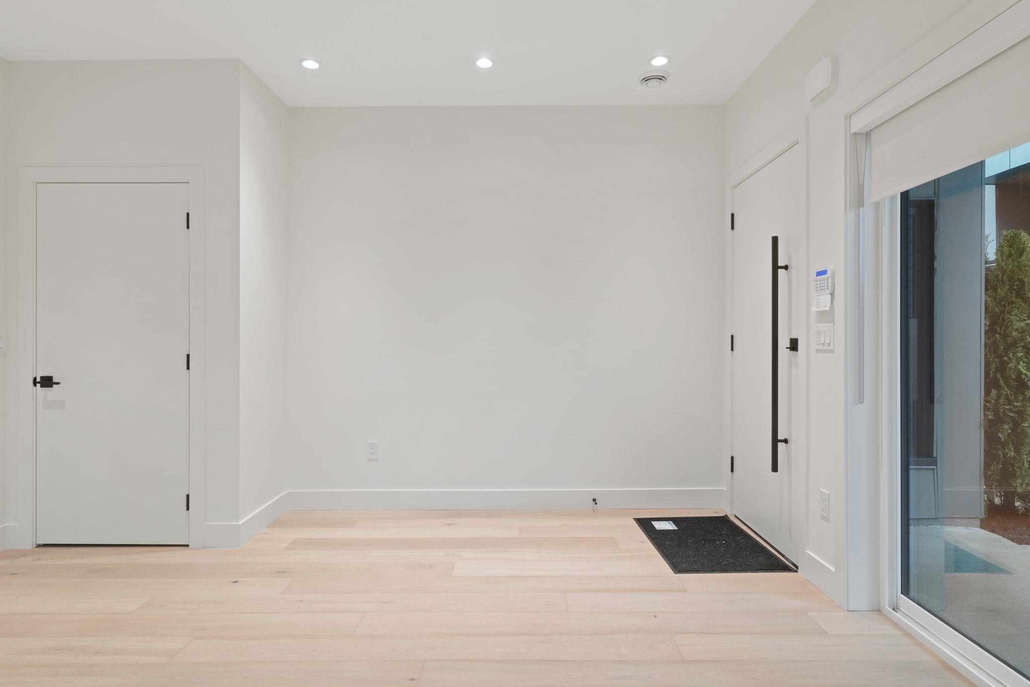 1 2539 Grant Avenue Vancouver, BC - 17