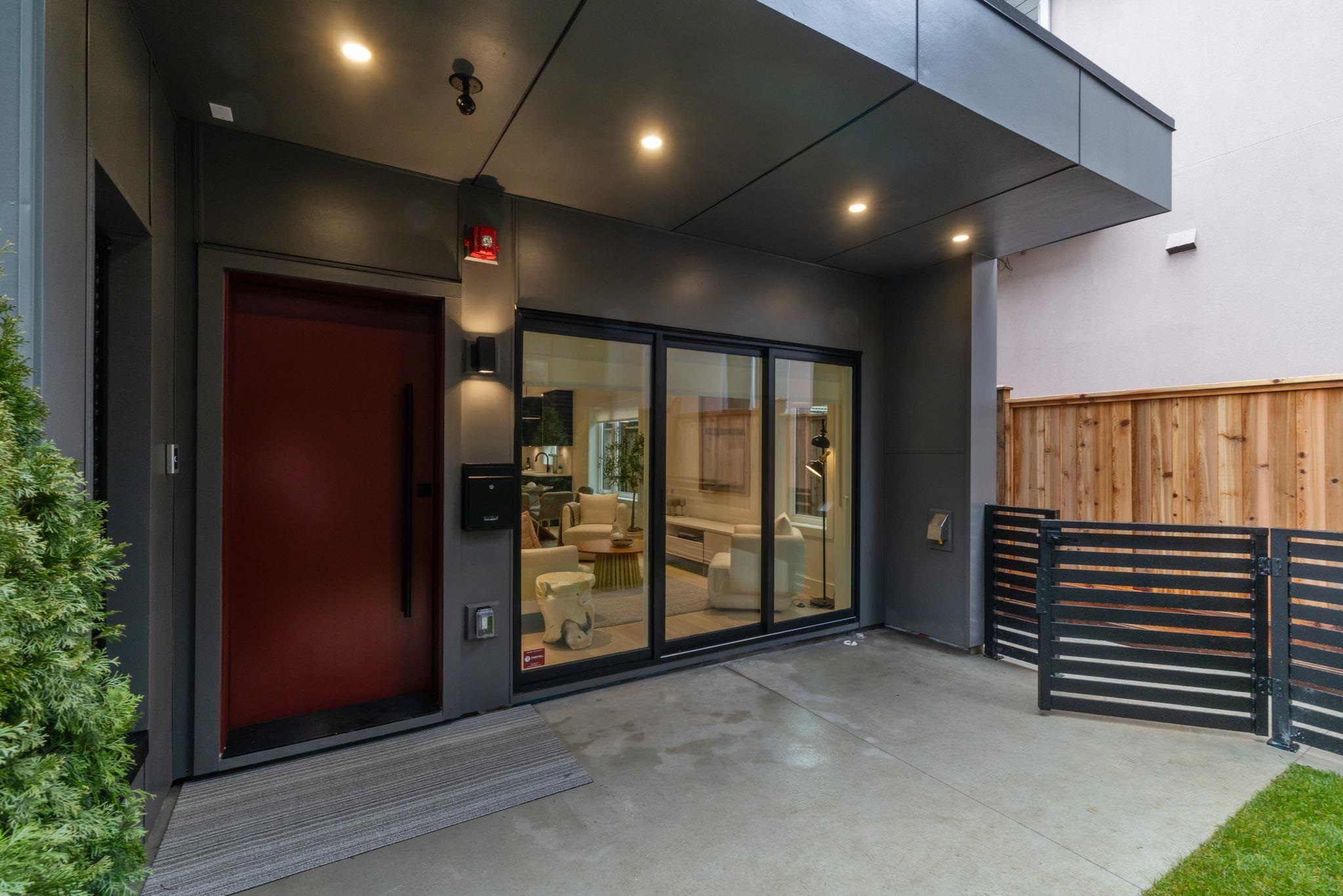 2 2539 Grant Street Vancouver, BC - 25