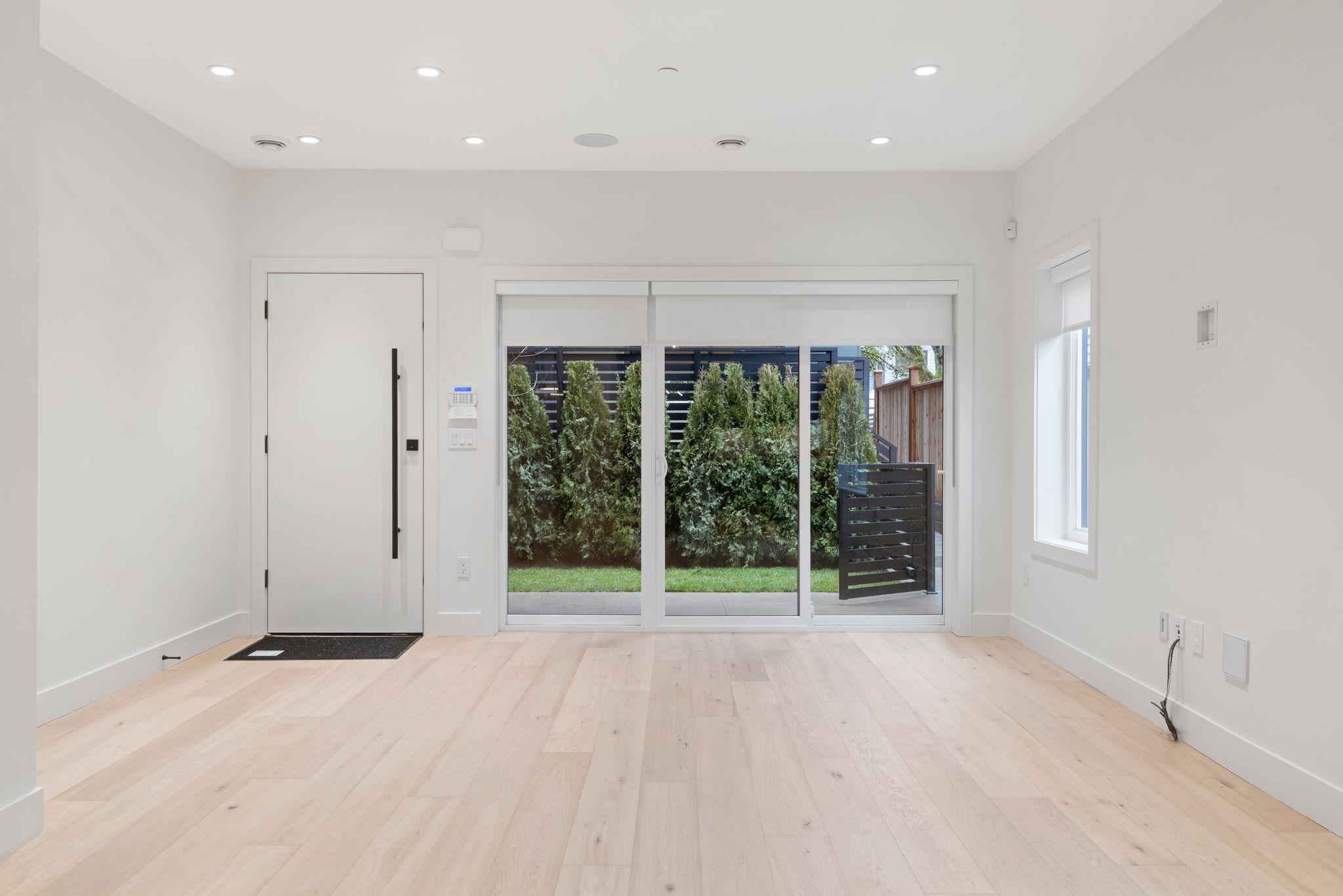 1 2539 Grant Avenue Vancouver, BC - 2