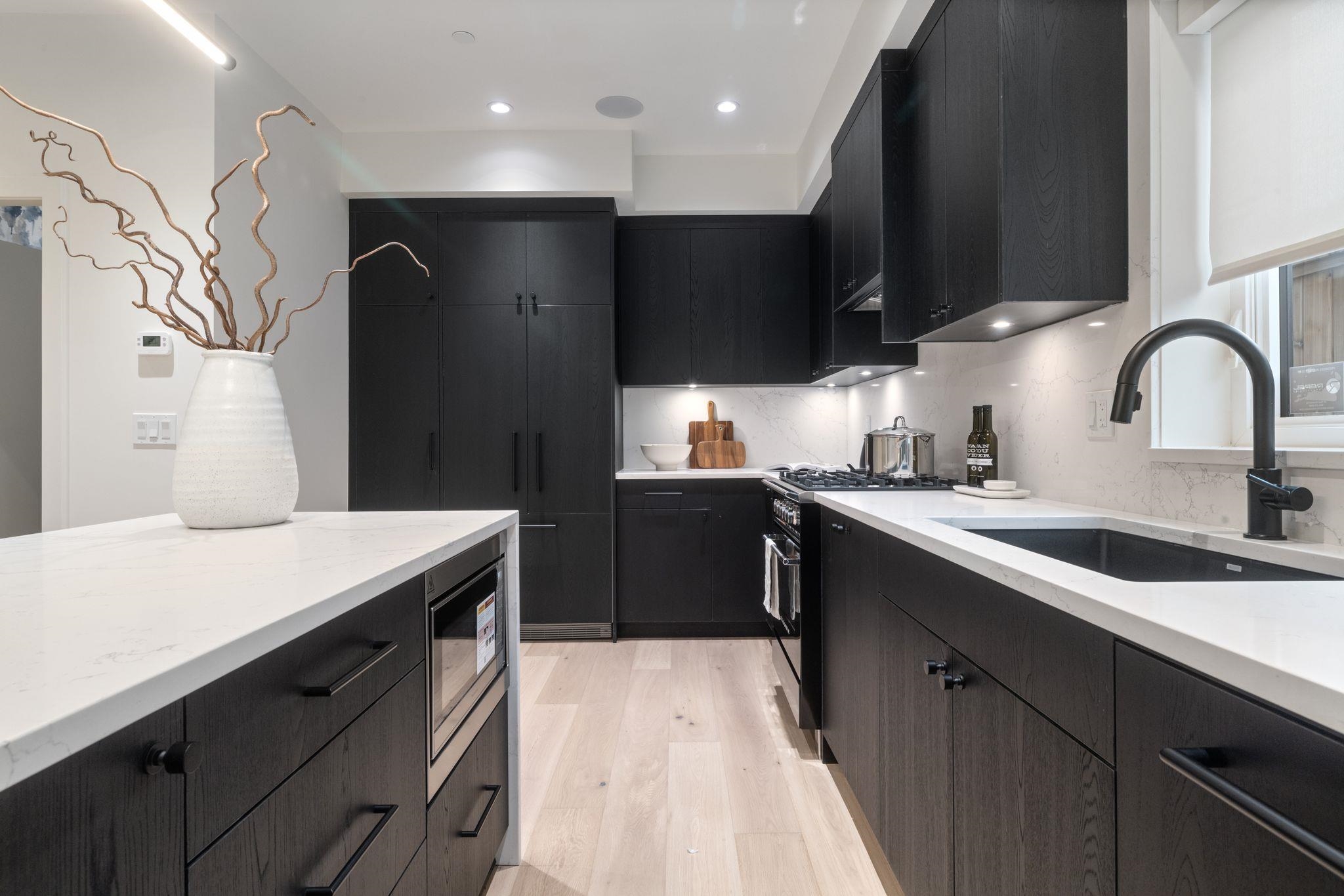2 2539 Grant Street Vancouver, BC - 9