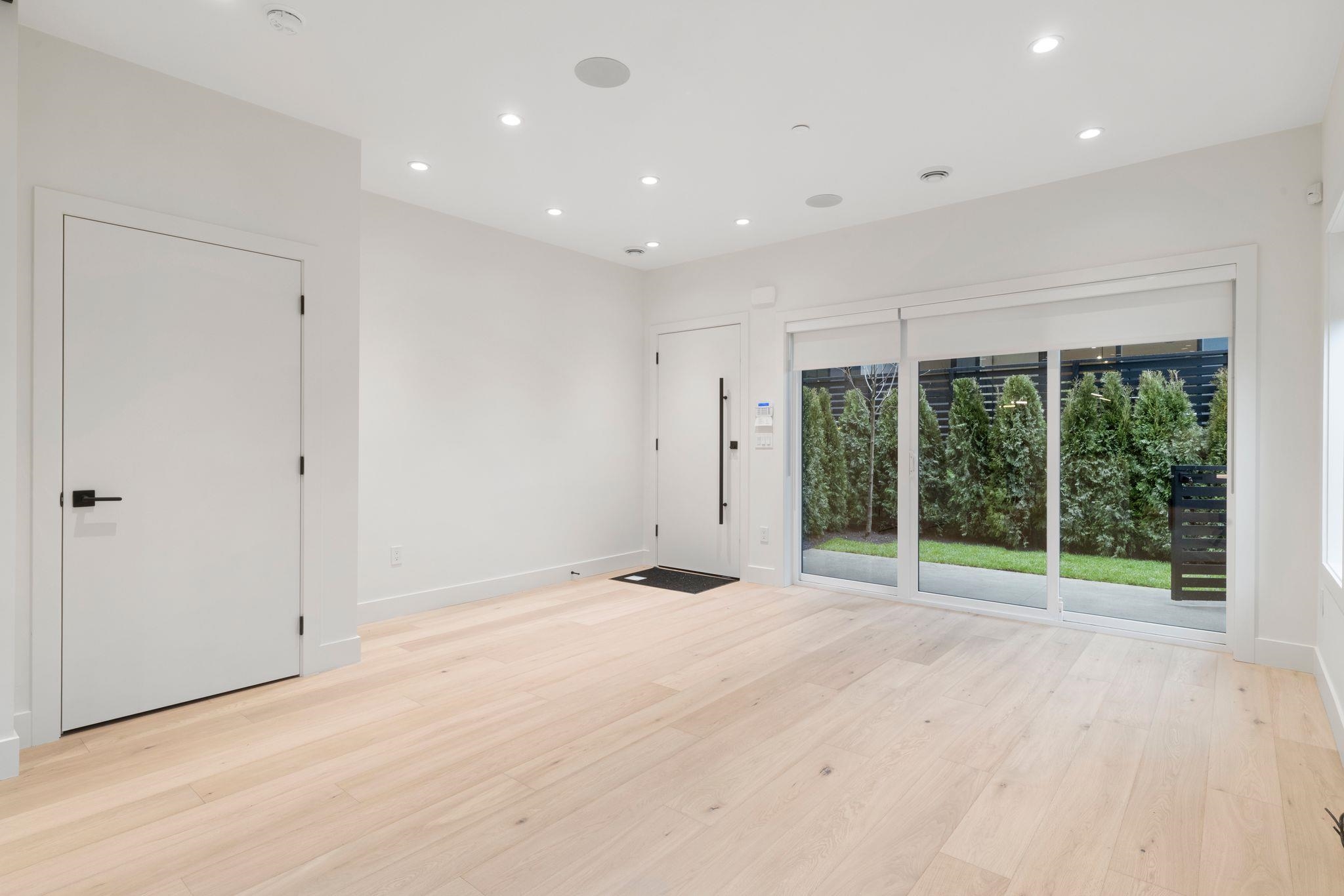 1 2539 Grant Avenue Vancouver, BC - 3