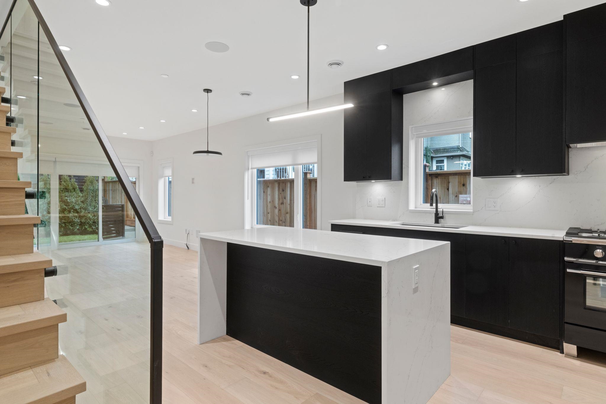 1 2539 Grant Avenue Vancouver, BC - 5