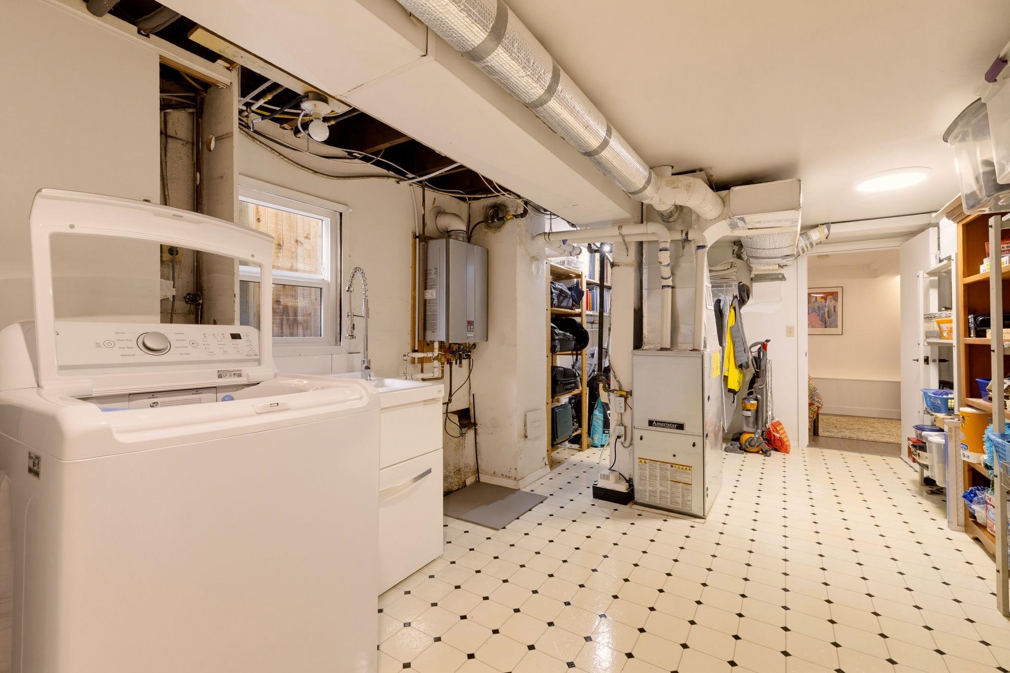 1955 E 8th Avenue Vancouver, BC - 26