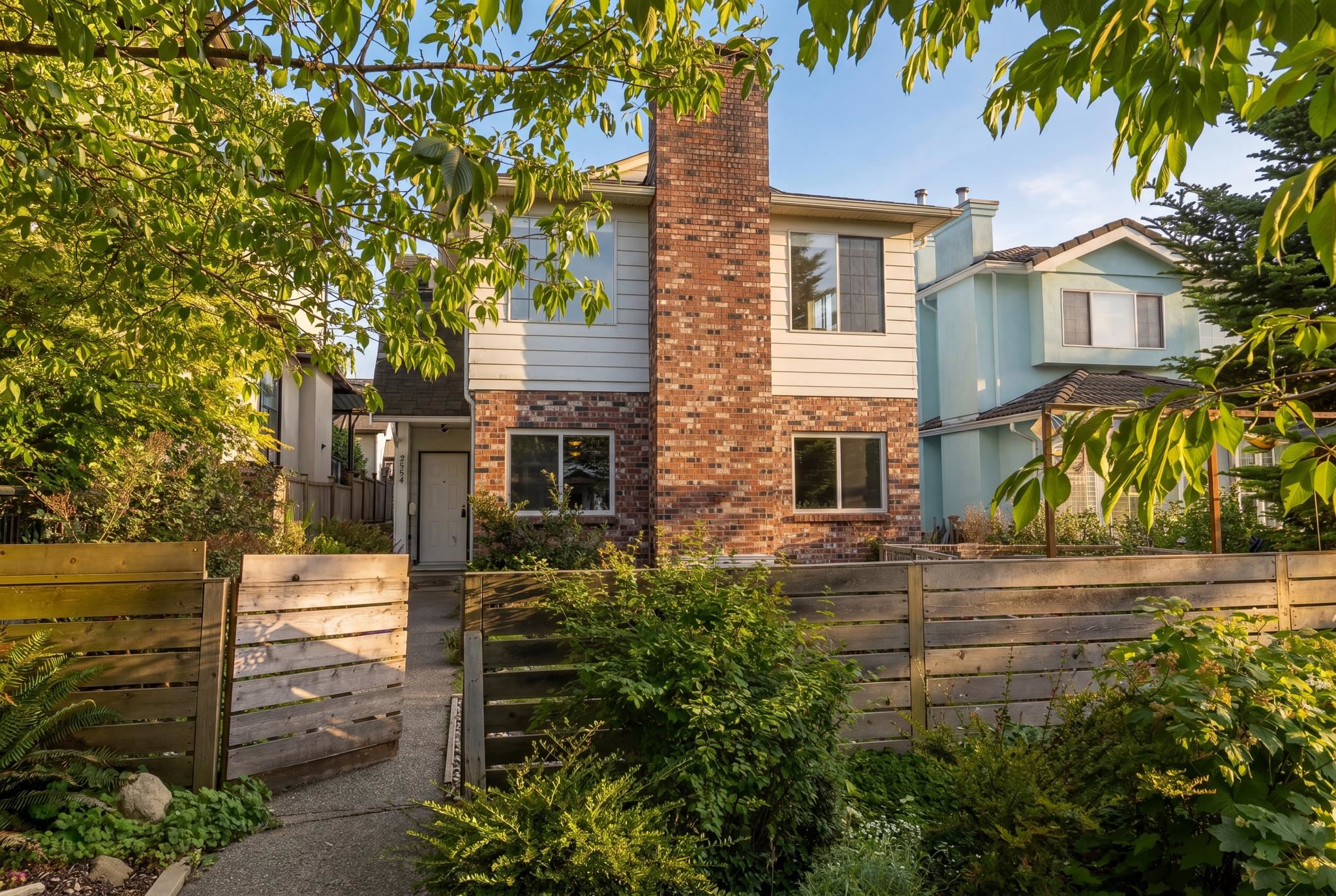 2554 E 7th Avenue Vancouver, BC - 1