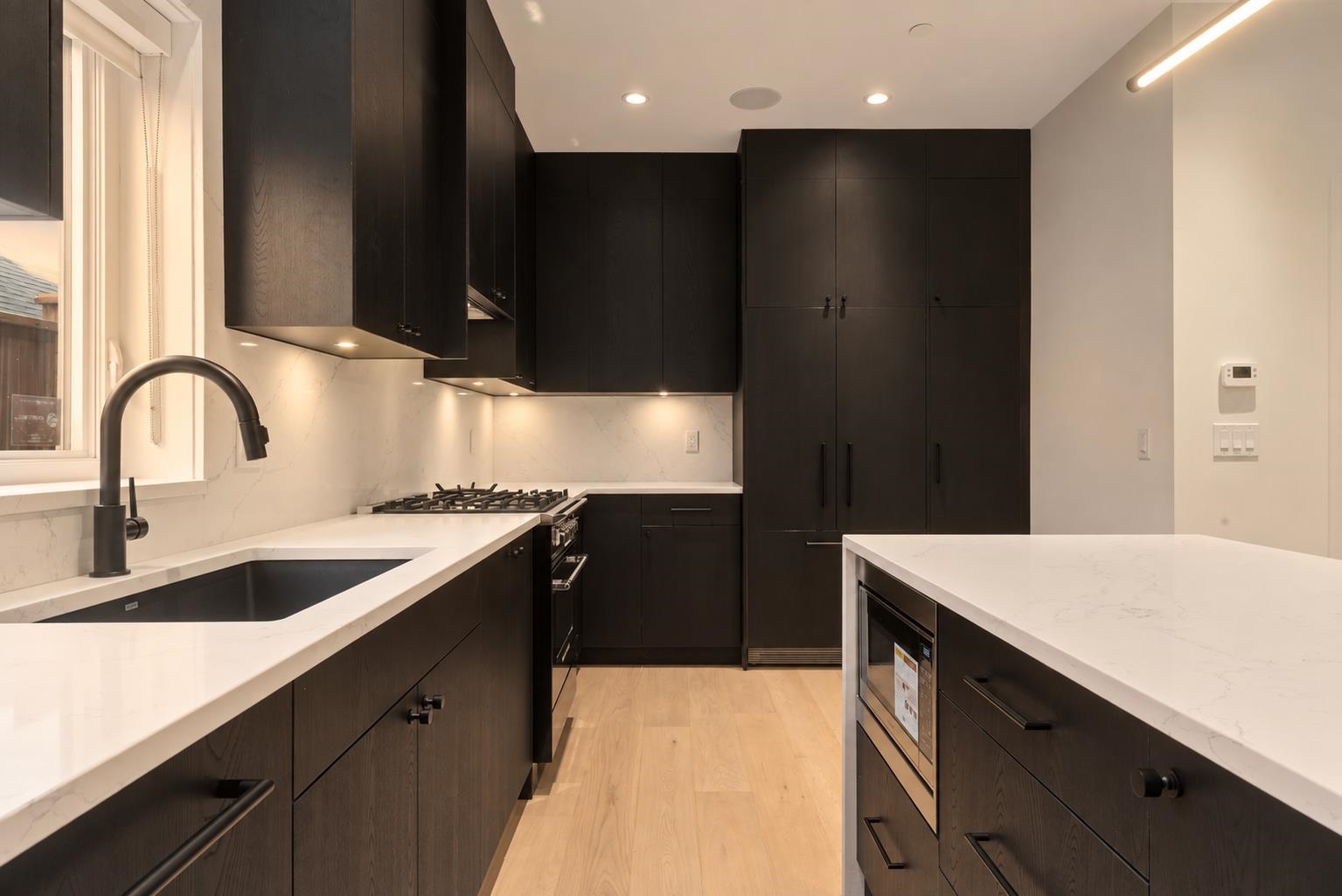 1 2539 Grant Street Vancouver, BC - 4