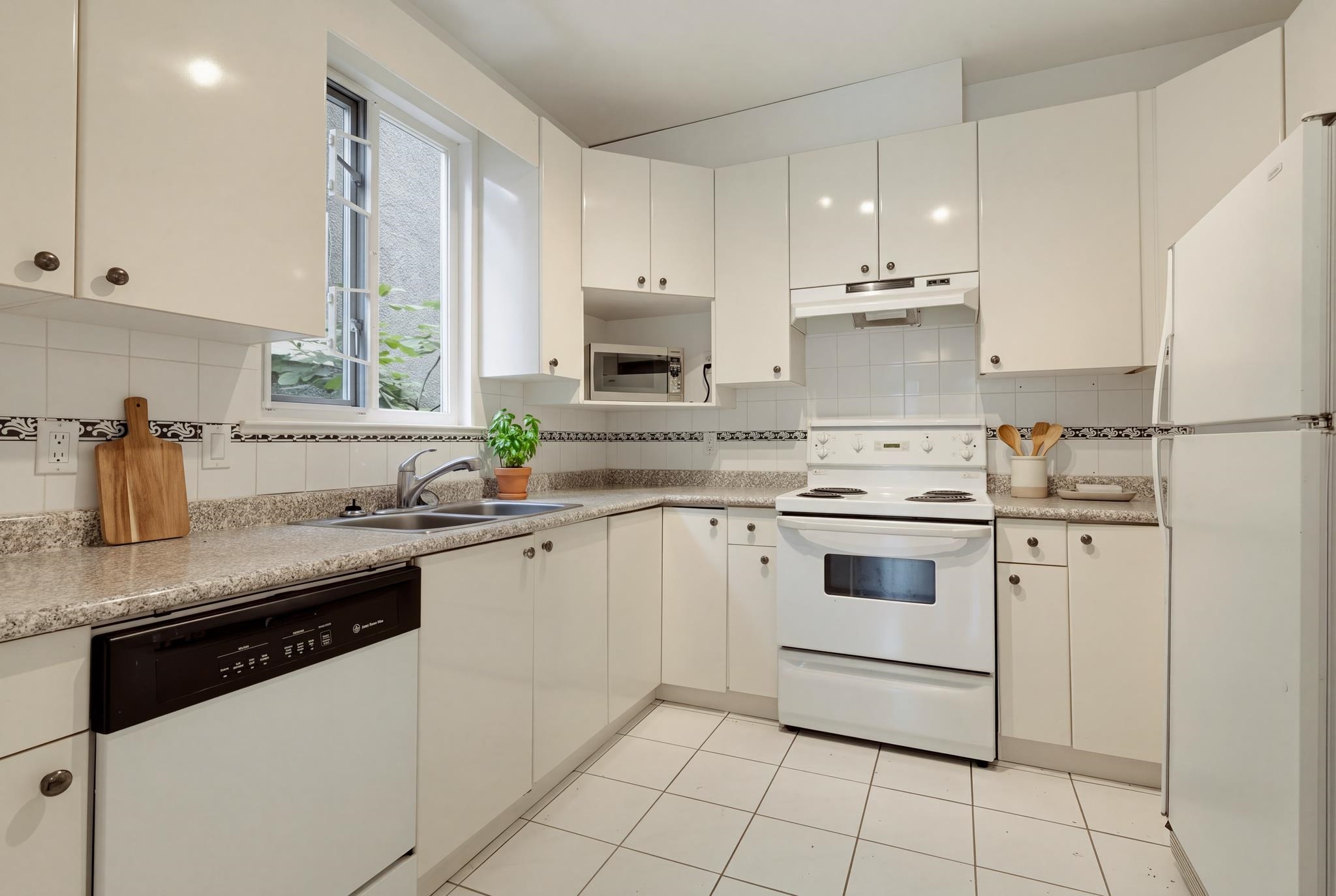 1970 E 6th Avenue Vancouver, BC - 14